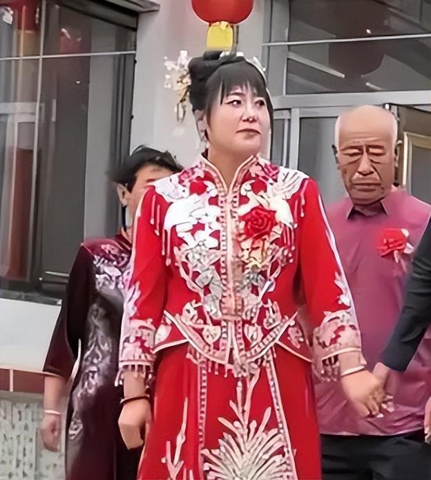 8岁大叔男方一身黑疑似给六万彩礼网友炸锅AG真人游戏第一品牌陕西33岁女子嫁4(图4)