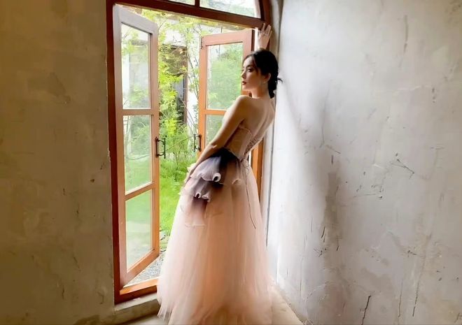 ！穿大露背随手一比心性感妩媚撩人无形AG真人游戏平台古力娜扎真是太敢穿了(图5)