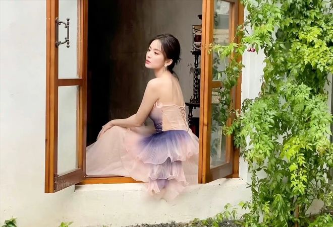 ！穿大露背随手一比心性感妩媚撩人无形AG真人游戏平台古力娜扎真是太敢穿了(图6)