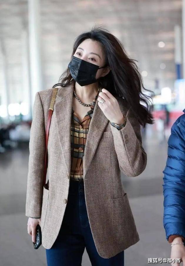 ！很值得中年女性借鉴时尚、优雅还高级AG真人地址被46岁殷桃的穿搭惊艳到