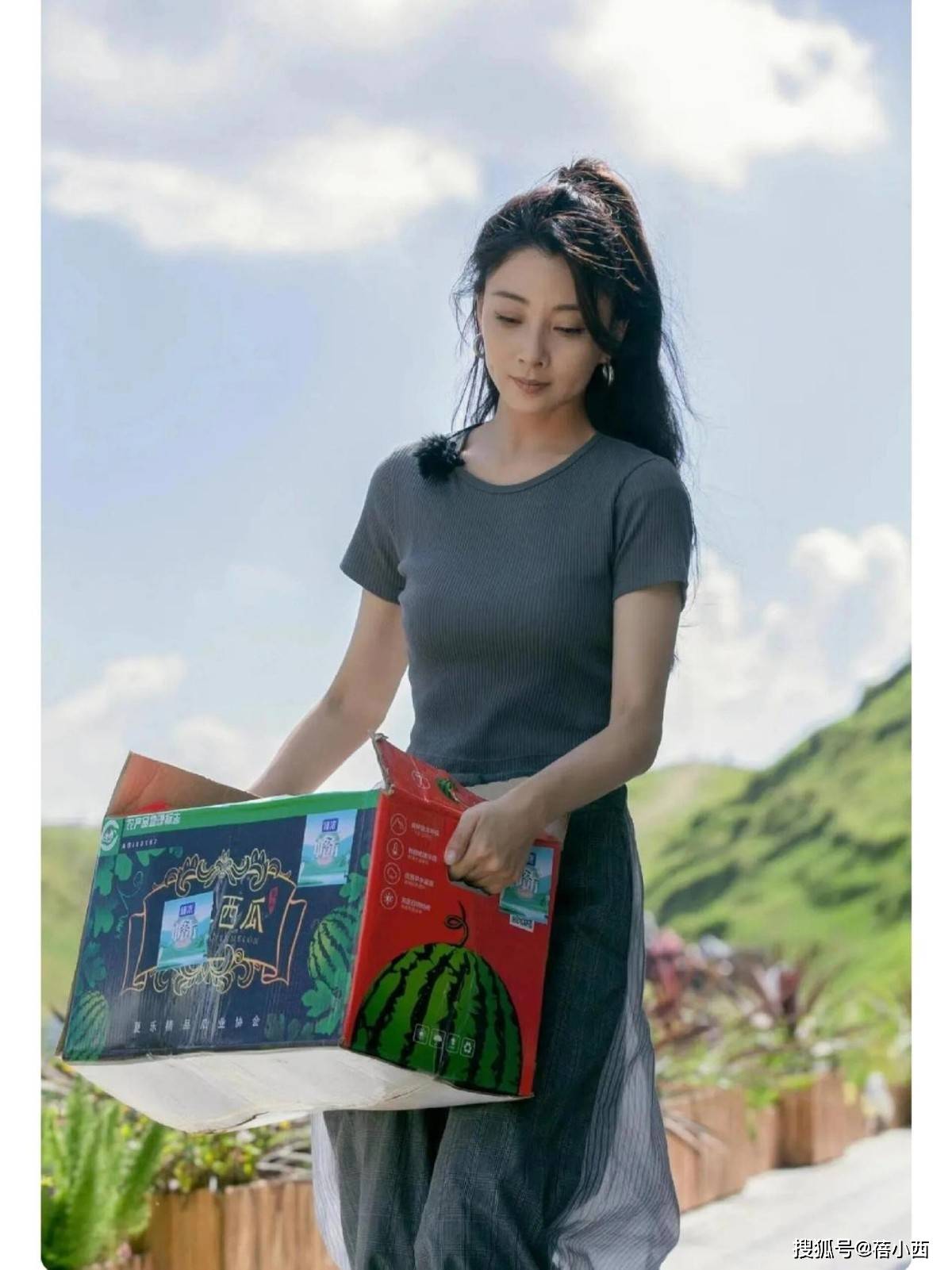 ！很值得中年女性借鉴时尚、优雅还高级AG真人地址被46岁殷桃的穿搭惊艳到(图2)