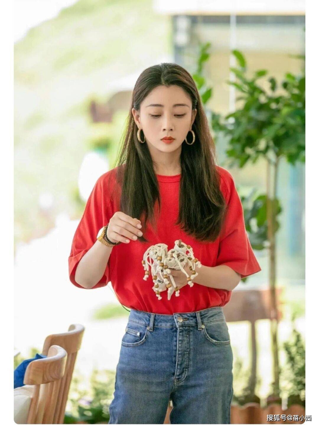 ！很值得中年女性借鉴时尚、优雅还高级AG真人地址被46岁殷桃的穿搭惊艳到(图3)