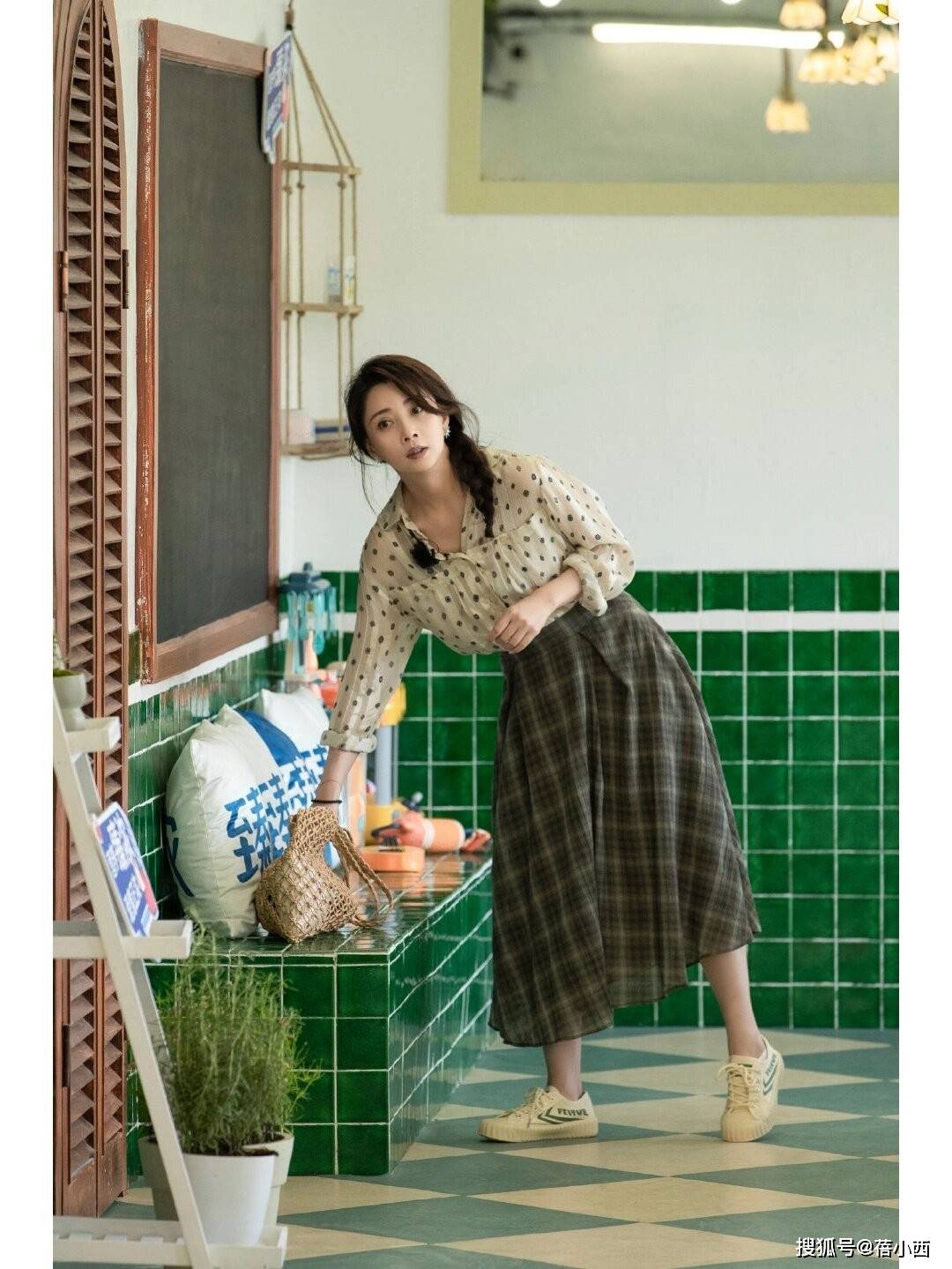 ！很值得中年女性借鉴时尚、优雅还高级AG真人地址被46岁殷桃的穿搭惊艳到(图8)