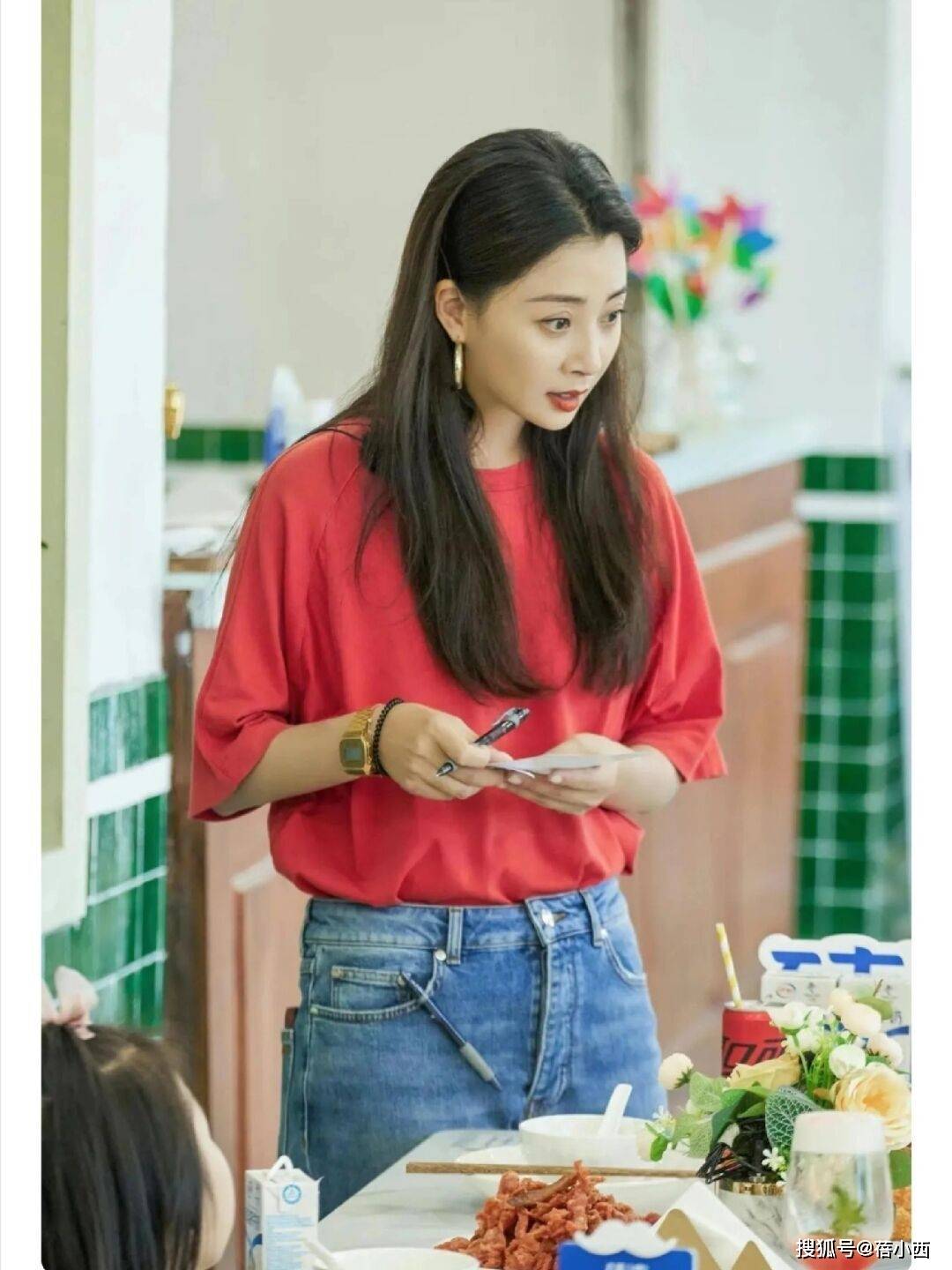 ！很值得中年女性借鉴时尚、优雅还高级AG真人地址被46岁殷桃的穿搭惊艳到(图9)