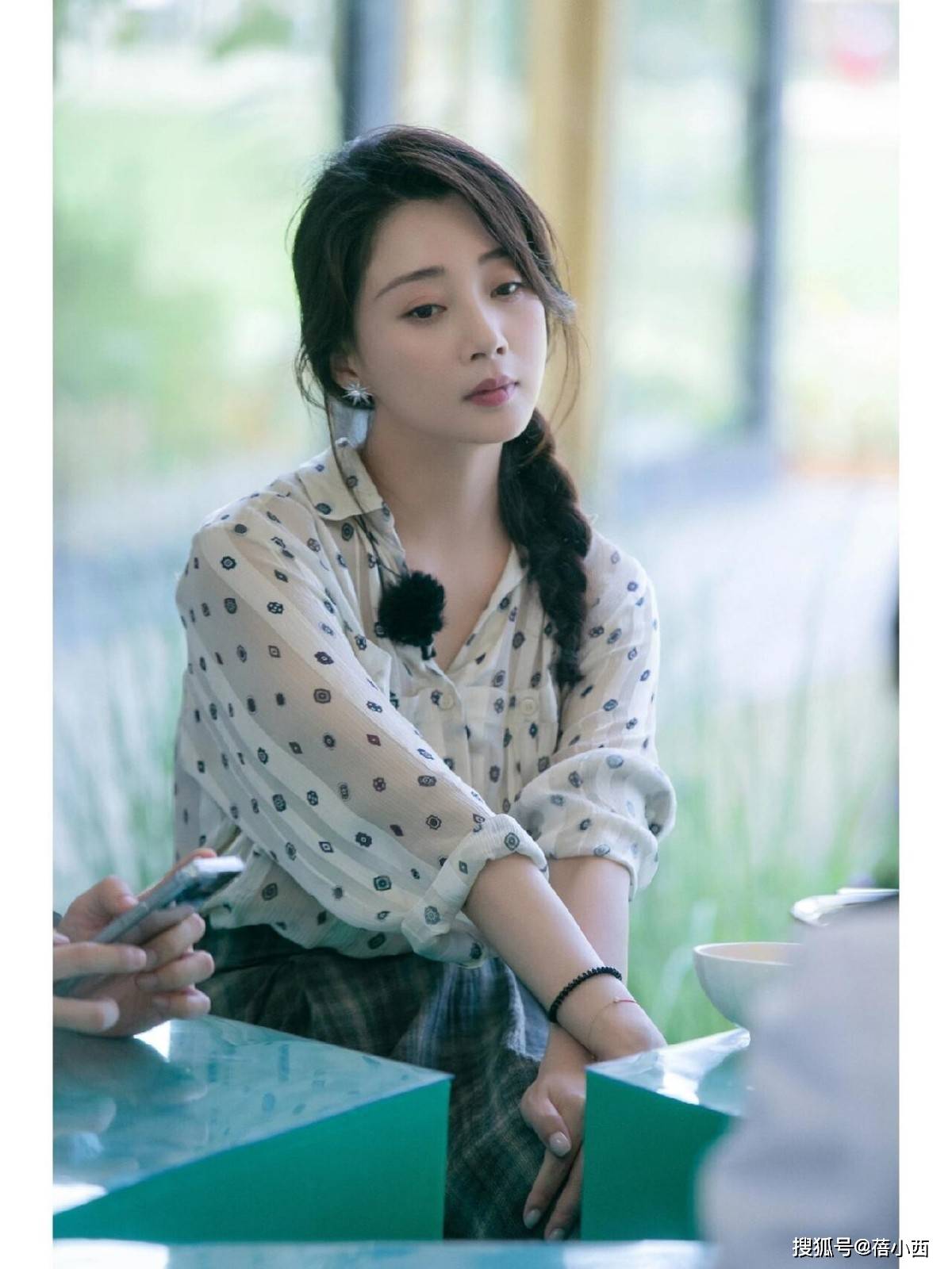 ！很值得中年女性借鉴时尚、优雅还高级AG真人地址被46岁殷桃的穿搭惊艳到(图10)