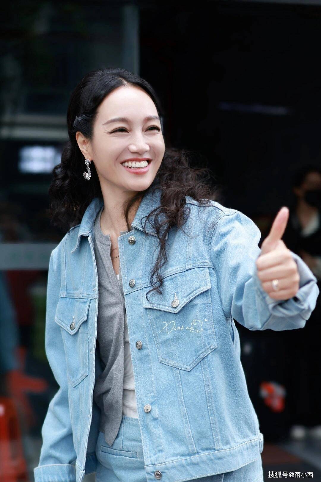 年轻10岁一身牛仔穿搭美得像换了个人AG真人登录入口朱丹新剪了波波头短发(图1)