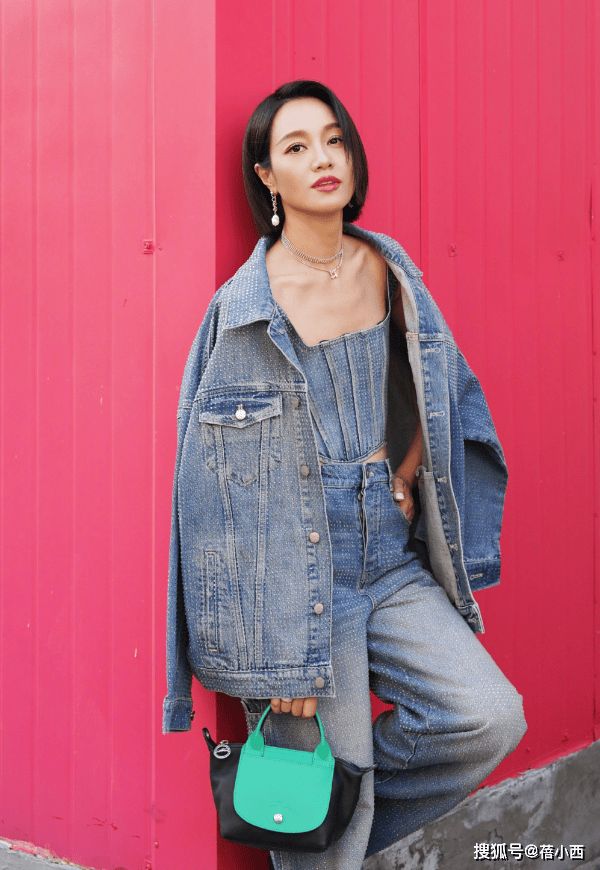 年轻10岁一身牛仔穿搭美得像换了个人AG真人登录入口朱丹新剪了波波头短发(图2) 年轻10岁一身牛仔穿搭美得像换了个人AG真人登录入口朱丹新剪了波波头短发(图2)