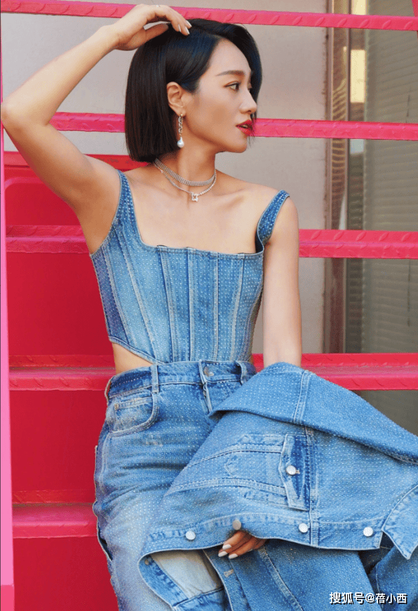 年轻10岁一身牛仔穿搭美得像换了个人AG真人登录入口朱丹新剪了波波头短发(图3) 年轻10岁一身牛仔穿搭美得像换了个人AG真人登录入口朱丹新剪了波波头短发(图3)