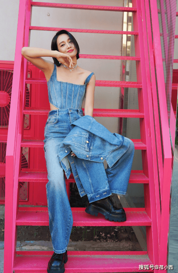 年轻10岁一身牛仔穿搭美得像换了个人AG真人登录入口朱丹新剪了波波头短发(图4) 年轻10岁一身牛仔穿搭美得像换了个人AG真人登录入口朱丹新剪了波波头短发(图4)