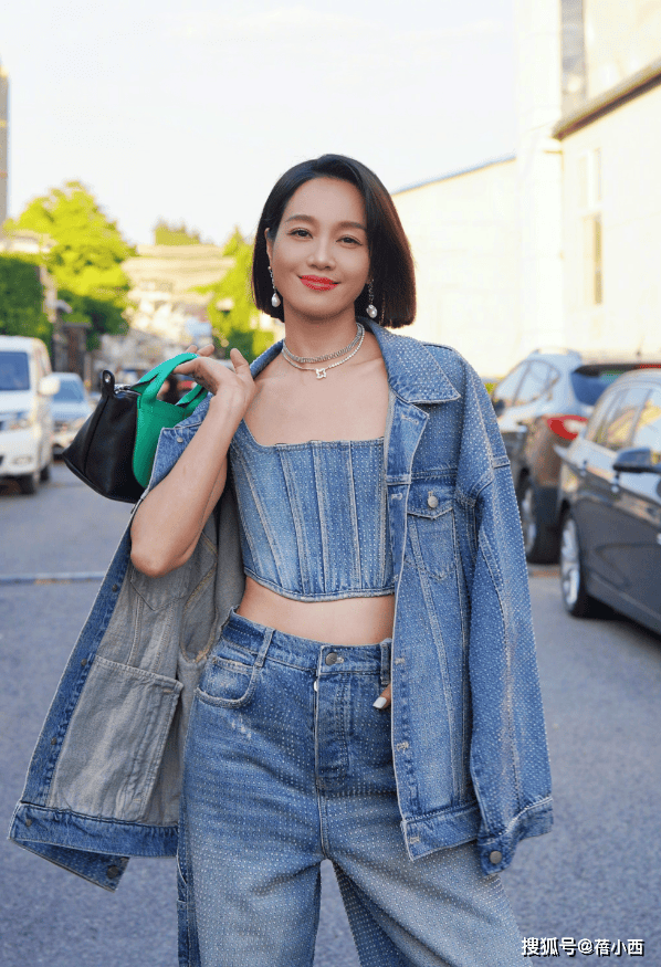 年轻10岁一身牛仔穿搭美得像换了个人AG真人登录入口朱丹新剪了波波头短发(图5) 年轻10岁一身牛仔穿搭美得像换了个人AG真人登录入口朱丹新剪了波波头短发(图5)