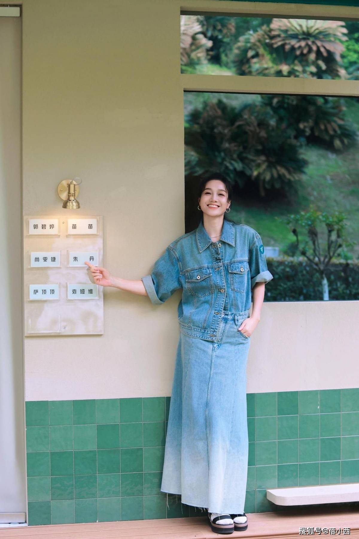 年轻10岁一身牛仔穿搭美得像换了个人AG真人登录入口朱丹新剪了波波头短发(图6) 年轻10岁一身牛仔穿搭美得像换了个人AG真人登录入口朱丹新剪了波波头短发(图6)