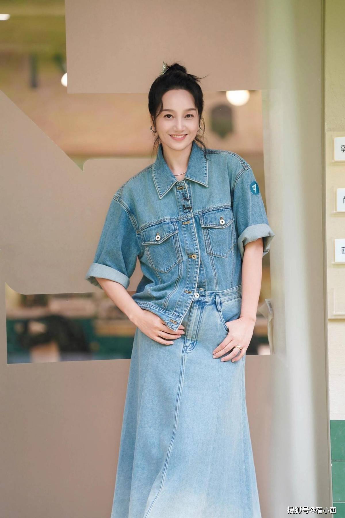 年轻10岁一身牛仔穿搭美得像换了个人AG真人登录入口朱丹新剪了波波头短发(图7) 年轻10岁一身牛仔穿搭美得像换了个人AG真人登录入口朱丹新剪了波波头短发(图7)