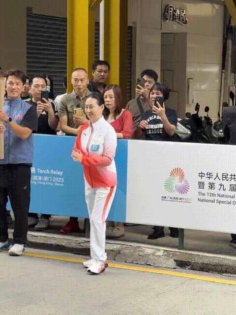 灿烂她的头发白了眼角细纹越看越美AG真人何超琼戴大钻石耳饰笑容(图3)