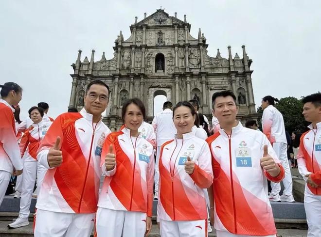 灿烂她的头发白了眼角细纹越看越美AG真人何超琼戴大钻石耳饰笑容(图4)