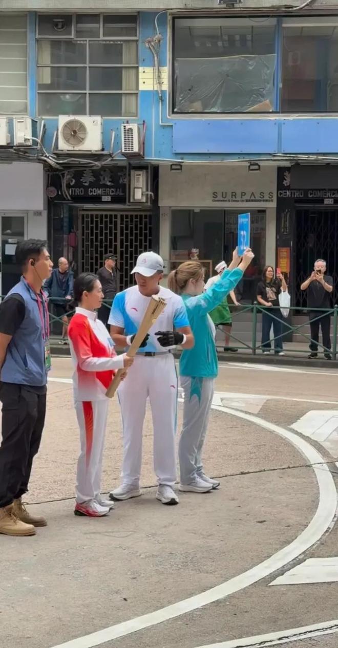 灿烂她的头发白了眼角细纹越看越美AG真人何超琼戴大钻石耳饰笑容(图6)