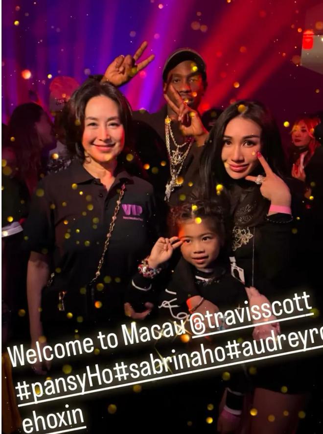 灿烂她的头发白了眼角细纹越看越美AG真人