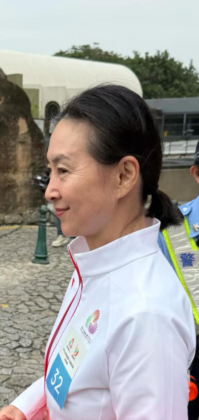 灿烂她的头发白了眼角细纹越看越美AG真人何超琼戴大钻石耳饰笑容(图5)