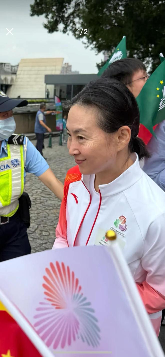 灿烂她的头发白了眼角细纹越看越美AG真人何超琼戴大钻石耳饰笑容(图7)