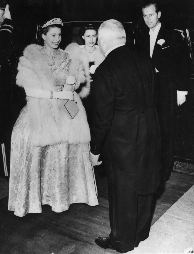 反手祭出女王最爱珠宝——190克拉传世耳环AG真人app卡米拉祖母绿冠冕刚亮相凯特(图2)