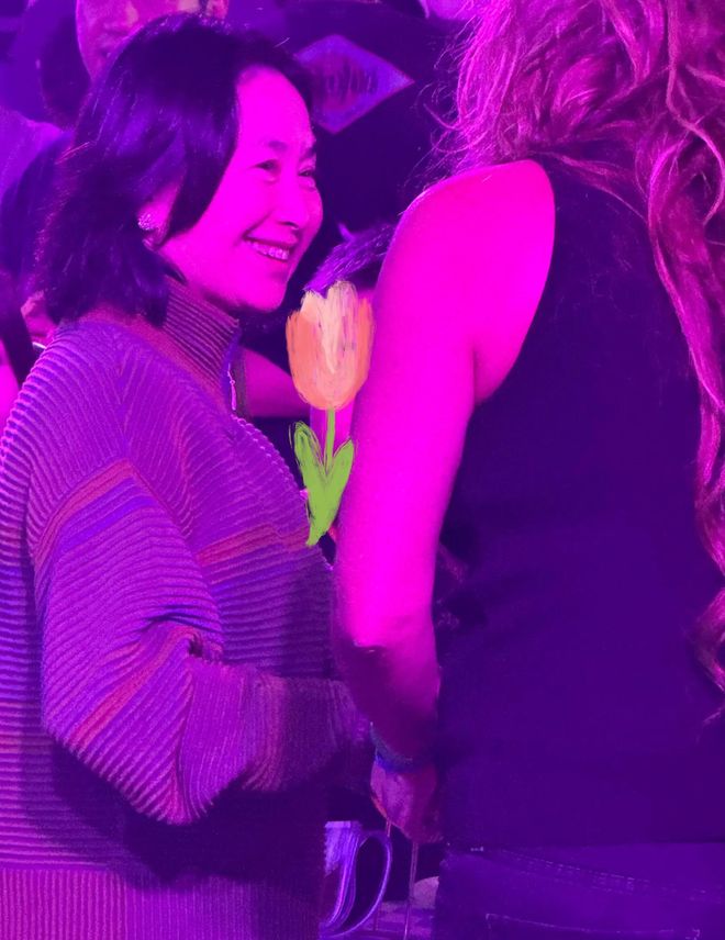 华丽她的头发白了她和何超盈女儿合影AG真