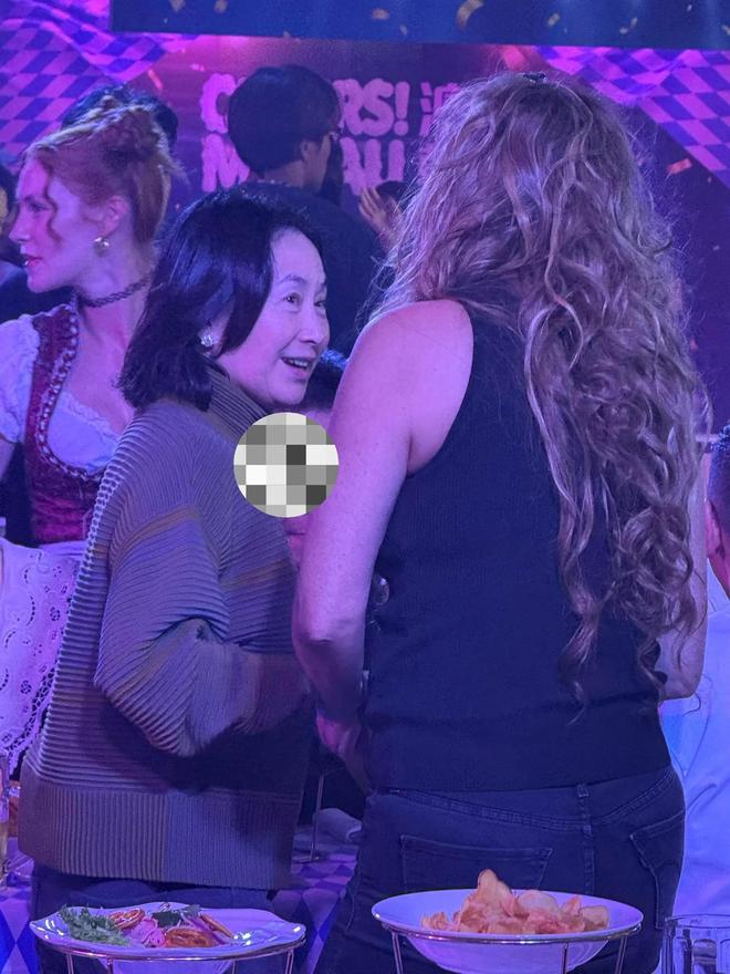 华丽她的头发白了她和何超盈女儿合影AG真人app何超琼戴大钻石耳饰很(图2)