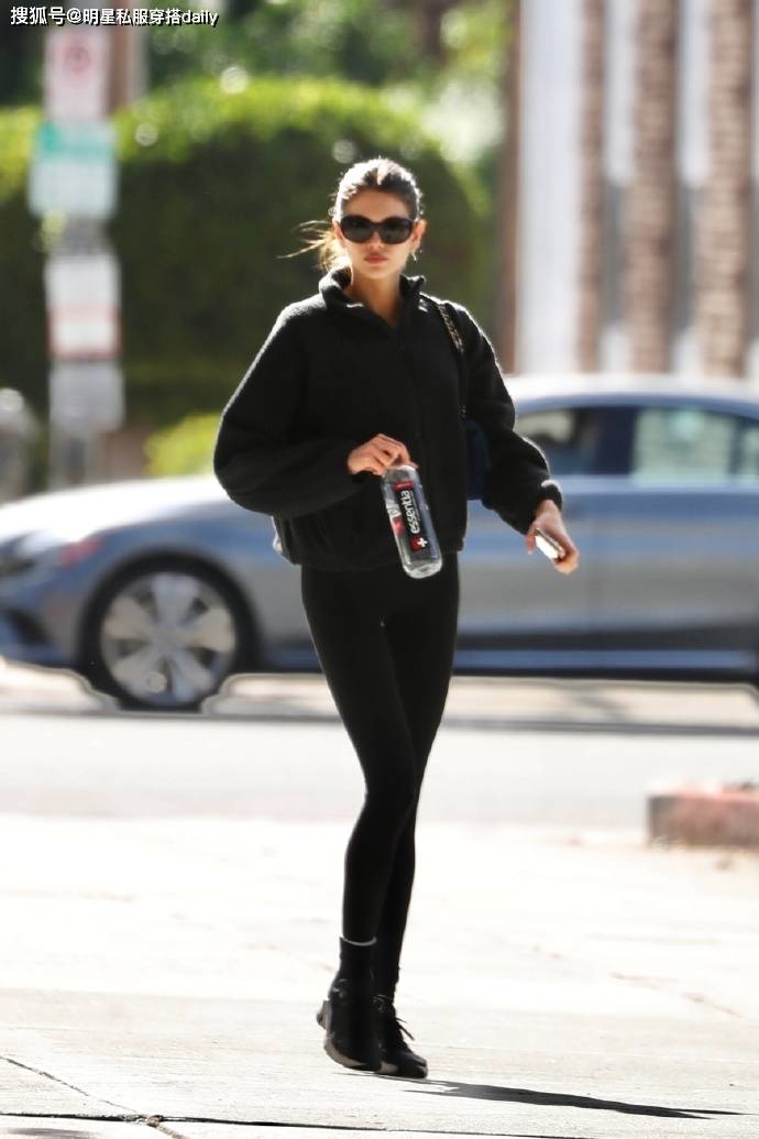 ber3套穿搭穿出超长可甜可飒00后美女AG真人娱乐网址超模富二代KaiaGer