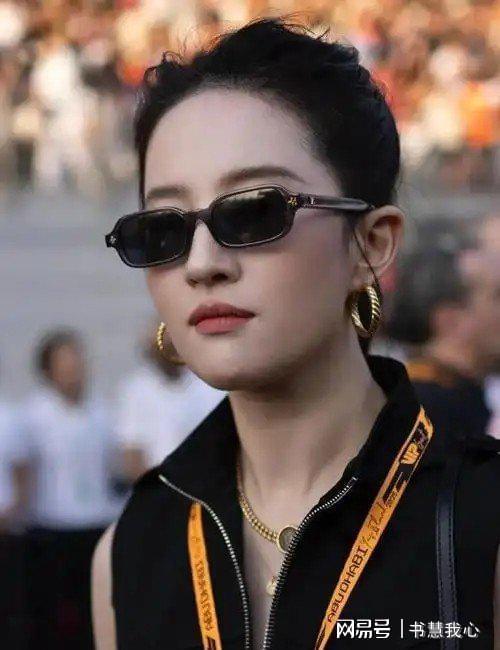 金饰马尾造型显颈纹手腕咬痕抢镜AG真人旗舰厅刘亦菲F1赛场戴