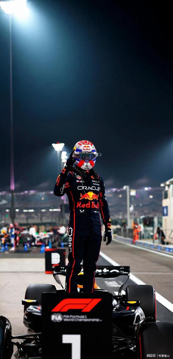 金饰马尾造型显颈纹手腕咬痕抢镜AG真人旗舰厅刘亦菲F1赛场戴(图2)