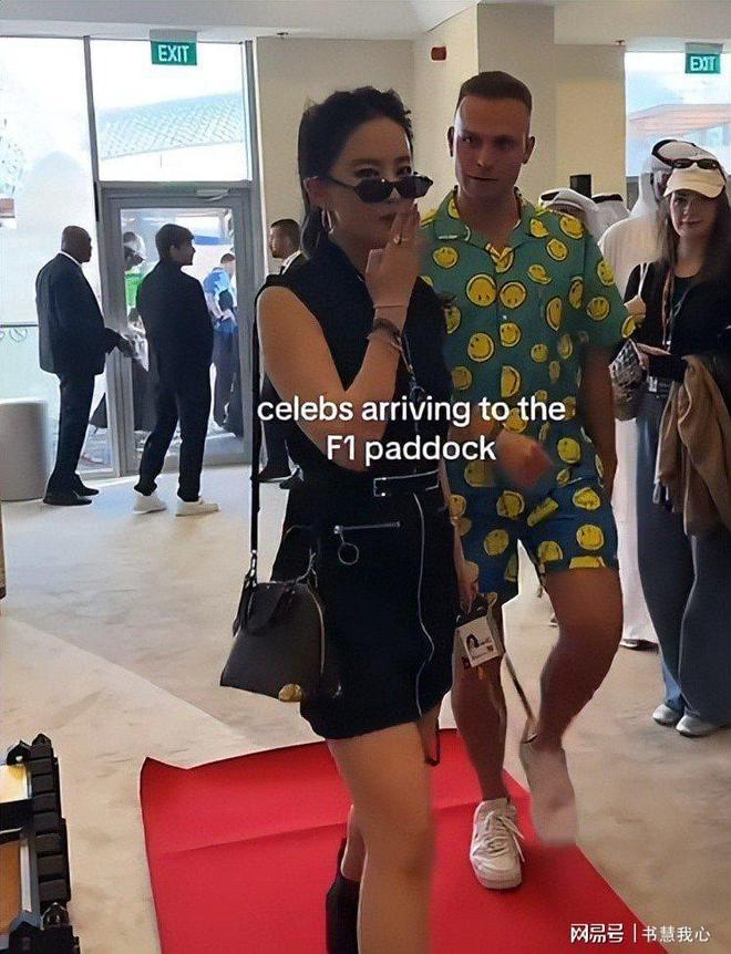 金饰马尾造型显颈纹手腕咬痕抢镜AG真人旗舰厅刘亦菲F1赛场戴(图19)