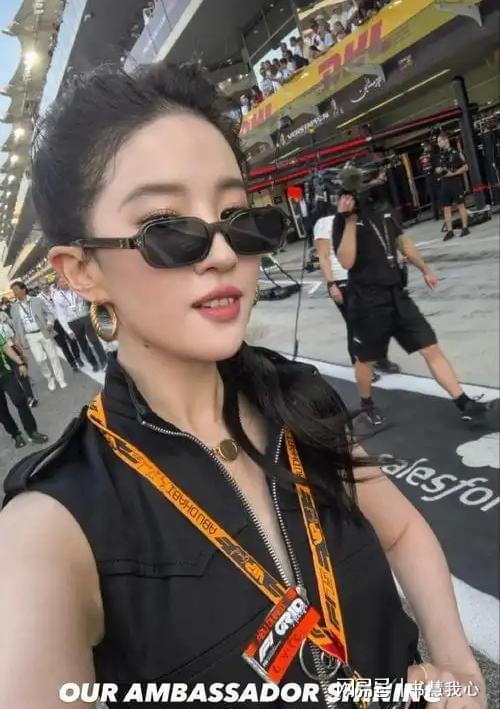 金饰马尾造型显颈纹手腕咬痕抢镜AG真人旗舰厅刘亦菲F1赛场戴(图18)