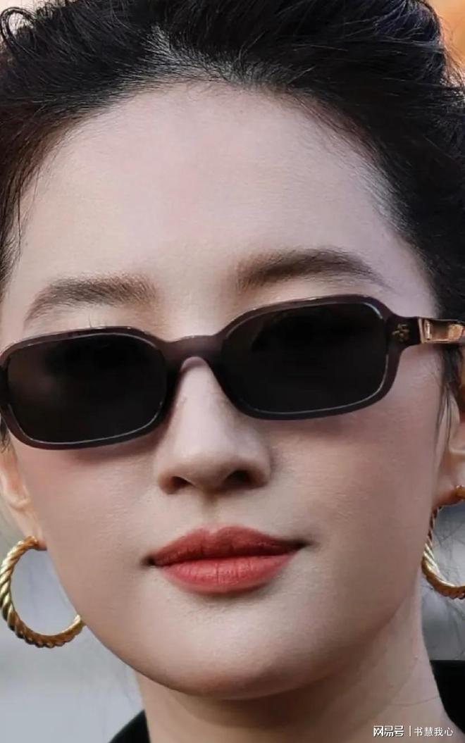 金饰马尾造型显颈纹手腕咬痕抢镜AG真人旗舰厅刘亦菲F1赛场戴(图3)