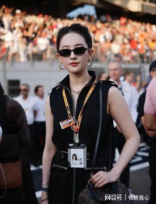 金饰马尾造型显颈纹手腕咬痕抢镜AG真人旗舰厅刘亦菲F1赛场戴(图7)