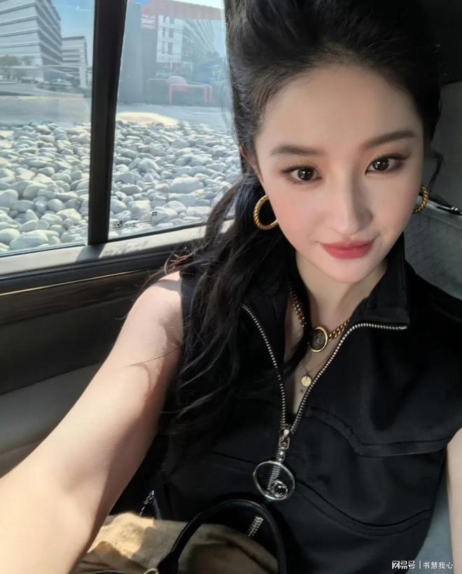 金饰马尾造型显颈纹手腕咬痕抢镜AG真人旗舰厅刘亦菲F1赛场戴(图13)