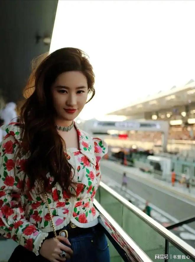 金饰马尾造型显颈纹手腕咬痕抢镜AG真人旗舰厅刘亦菲F1赛场戴(图12)