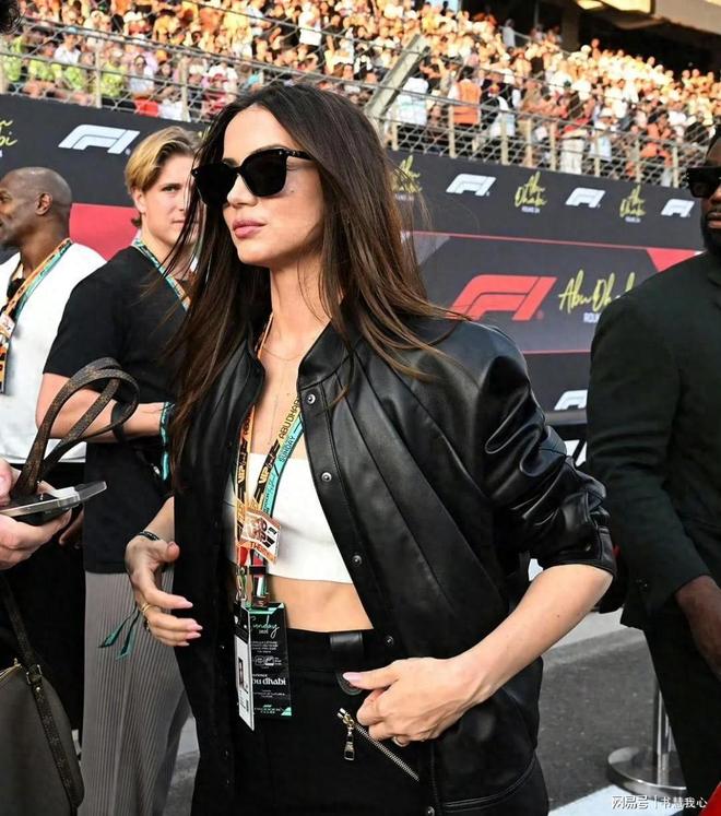 金饰马尾造型显颈纹手腕咬痕抢镜AG真人旗舰厅刘亦菲F1赛场戴(图10)