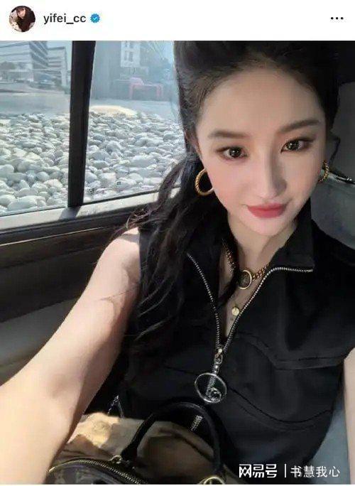 金饰马尾造型显颈纹手腕咬痕抢镜AG真人旗舰厅刘亦菲F1赛场戴(图15)