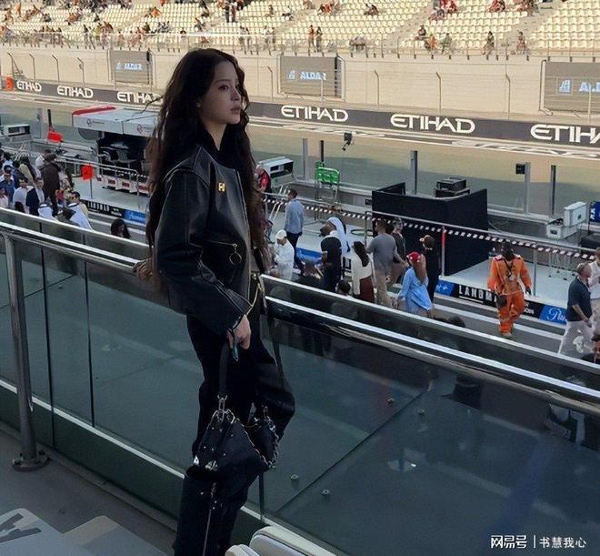 金饰马尾造型显颈纹手腕咬痕抢镜AG真人旗舰厅刘亦菲F1赛场戴(图17)