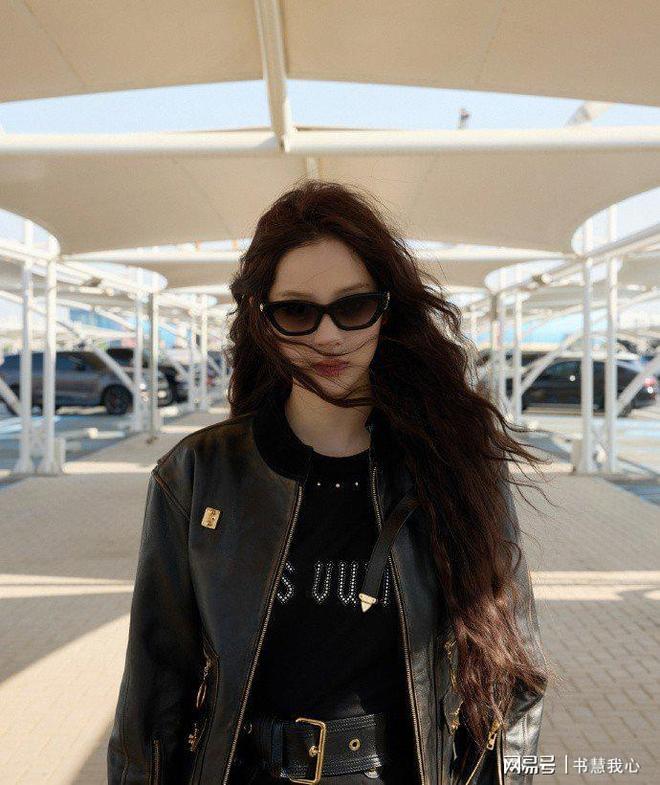 金饰马尾造型显颈纹手腕咬痕抢镜AG真人旗舰厅刘亦菲F1赛场戴(图23)