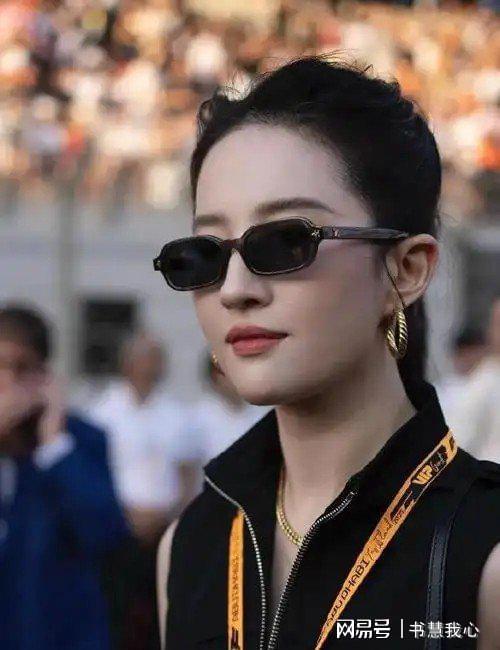 金饰马尾造型显颈纹手腕咬痕抢镜AG真人旗舰厅刘亦菲F1赛场戴(图20)