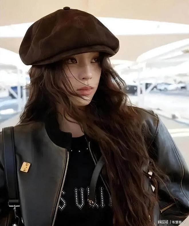 金饰马尾造型显颈纹手腕咬痕抢镜AG真人旗舰厅刘亦菲F1赛场戴(图22)