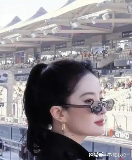 金饰马尾造型显颈纹手腕咬痕抢镜AG真人旗舰厅刘亦菲F1赛场戴(图27)