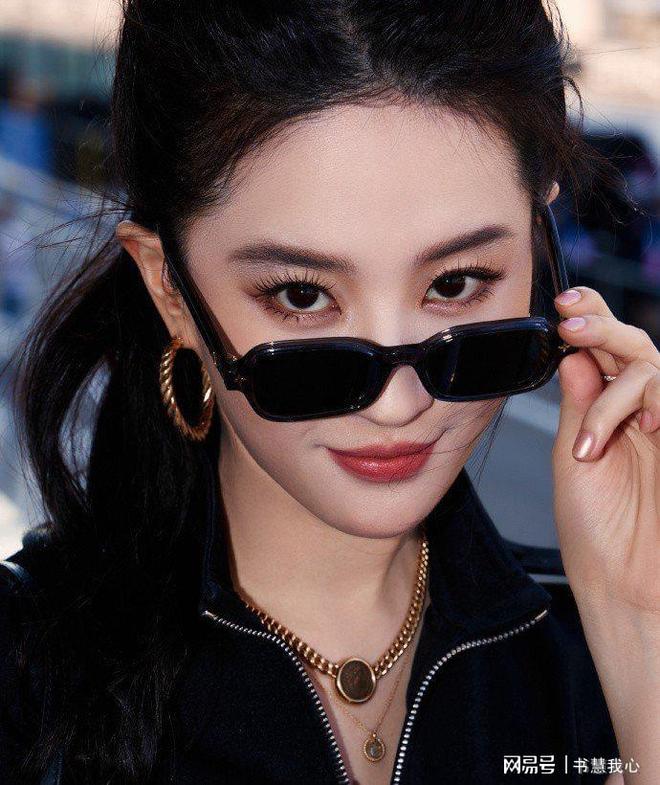 金饰马尾造型显颈纹手腕咬痕抢镜AG真人旗舰厅刘亦菲F1赛场戴(图24)