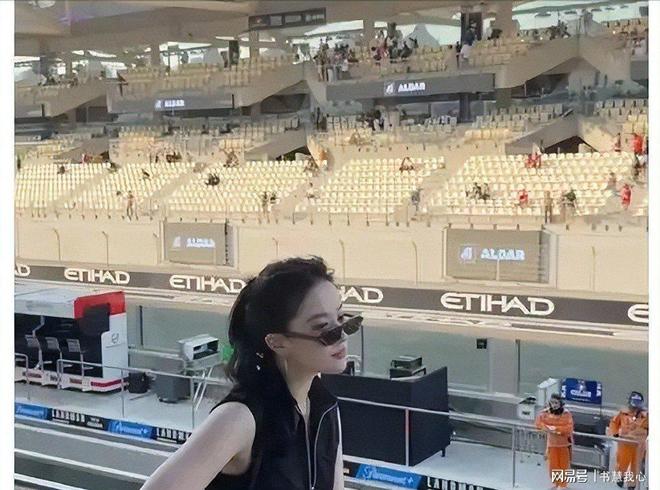 金饰马尾造型显颈纹手腕咬痕抢镜AG真人旗舰厅刘亦菲F1赛场戴(图30)