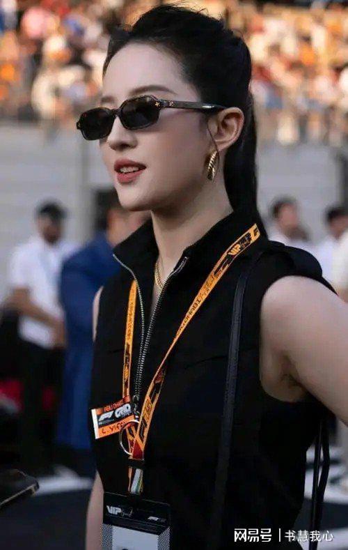 金饰马尾造型显颈纹手腕咬痕抢镜AG真人旗舰厅刘亦菲F1赛场戴(图29)