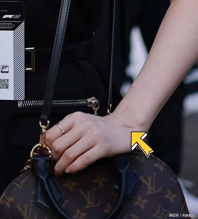 金饰马尾造型显颈纹手腕咬痕抢镜AG真人旗舰厅刘亦菲F1赛场戴(图28)