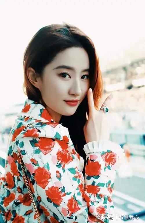 金饰马尾造型显颈纹手腕咬痕抢镜AG真人旗舰厅刘亦菲F1赛场戴(图33)