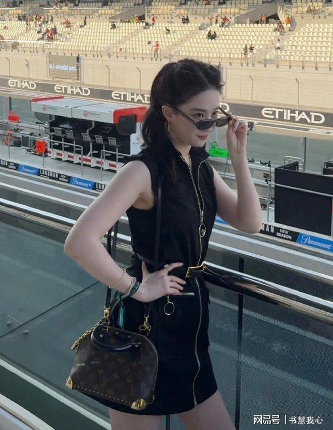 金饰马尾造型显颈纹手腕咬痕抢镜AG真人旗舰厅刘亦菲F1赛场戴(图35)