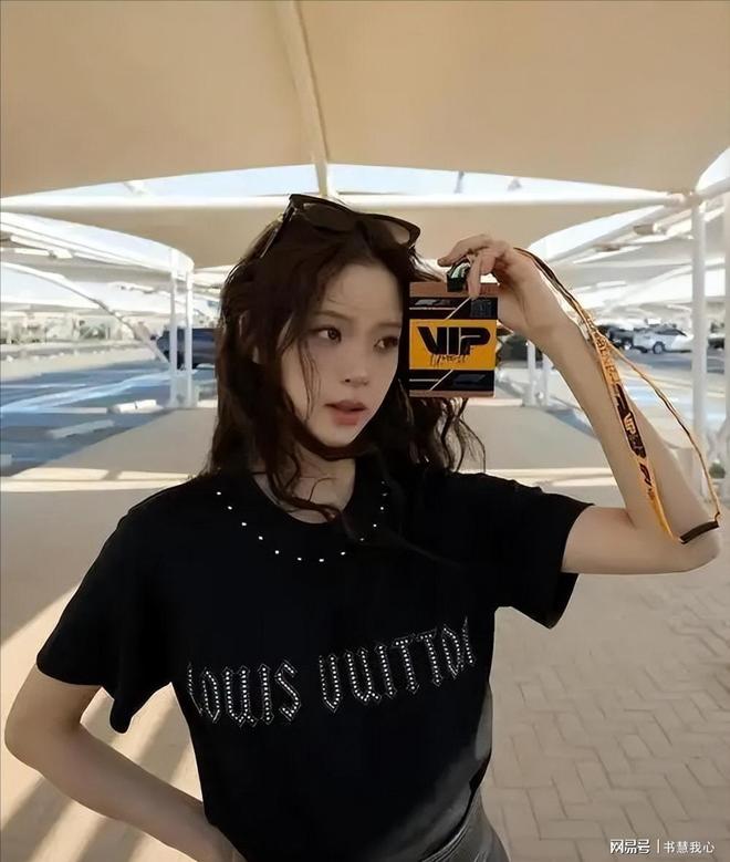 金饰马尾造型显颈纹手腕咬痕抢镜AG真人旗舰厅刘亦菲F1赛场戴(图36)
