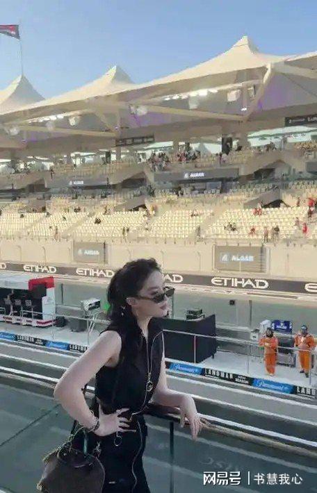 金饰马尾造型显颈纹手腕咬痕抢镜AG真人旗舰厅刘亦菲F1赛场戴(图37)